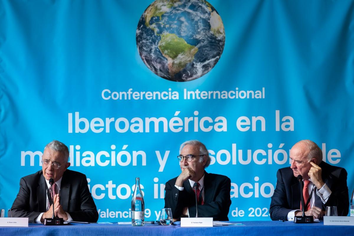 El expresidente colombiano Álvaro Uribe, el director de la Universidad para la Paz Francisco Rojas, y el ex ministro de exteriores de Perú José Antonio García Belaúnde