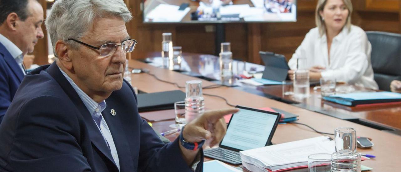 Julio Pérez, en el Consejo de Gobierno, junto otros consejeros, en la sede de Presidencia en la capital grancanaria.