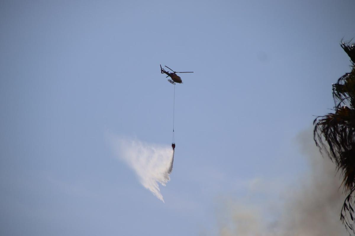 Un helicóptero durante las labores de extinción del incendio de Collserola Un helicóptero durante las labores de extinción del incendio de Collserola