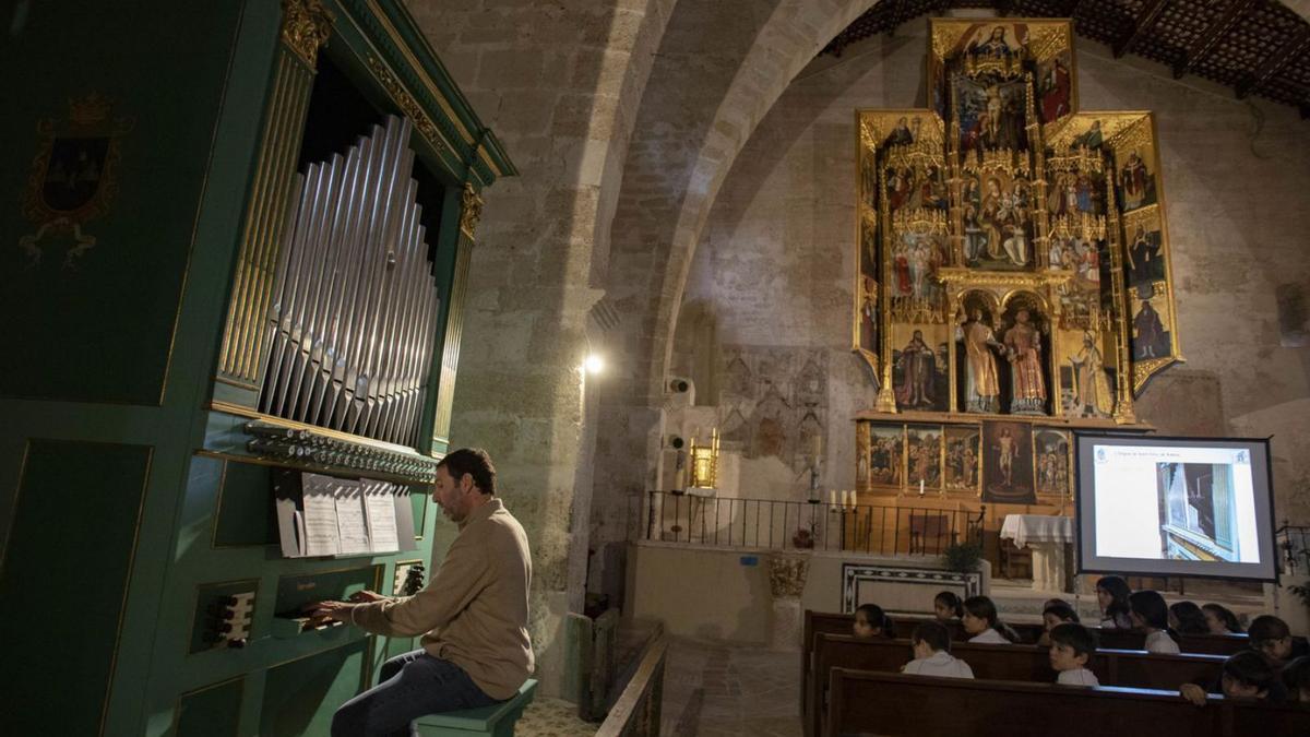 El catedrático de música clásica Arturo Barba, ante la atenta mirada de un grupo de escolares. | PERALES IBORRA