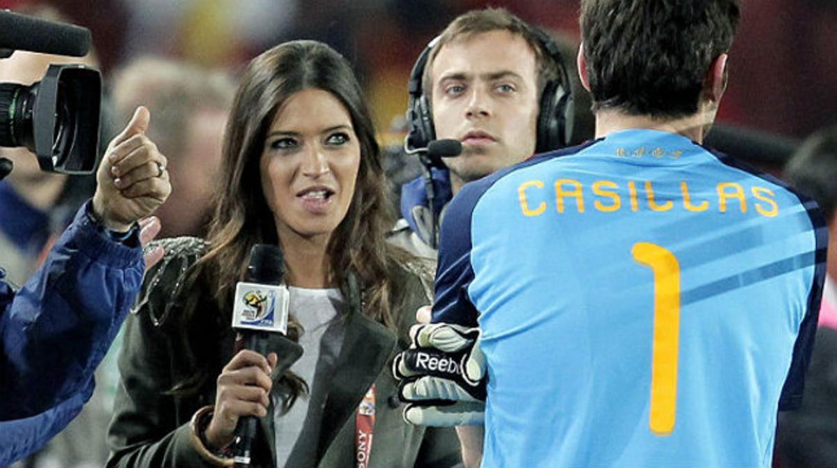 Sara Carbonero entrevista Casillas durant el Mundial de Sud-àfrica, el juliol del 2010. Sara Carbonero entrevista Casillas durant el Mundial de Sud-àfrica, el juliol del 2010.