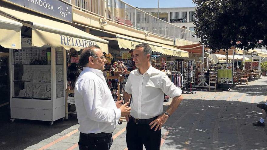 Pere Joan Pons con el alcalde de Calvià, Alfonso Rodríguez Badal.