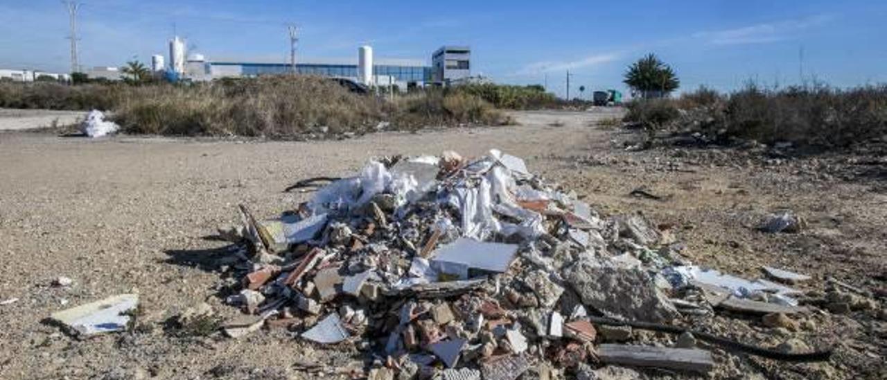 La falta de vigilancia provoca que muchas zona del saladar se conviertan en improvisados vertederos de escombros.