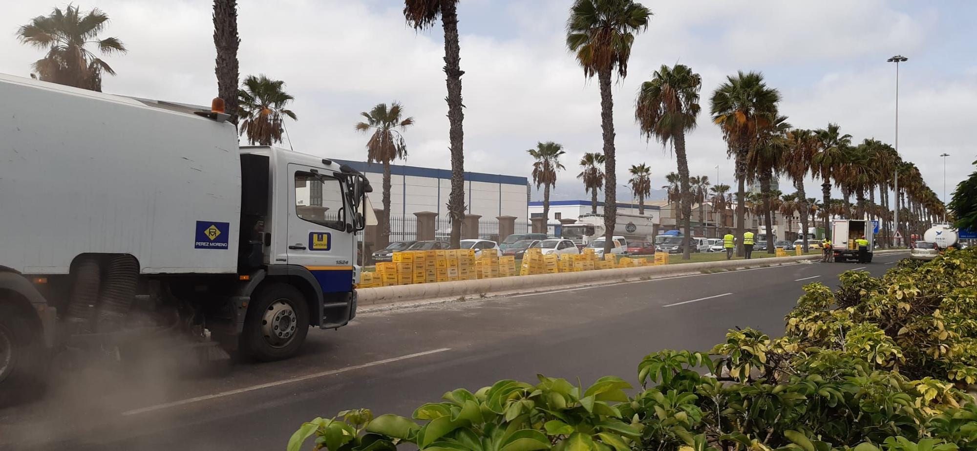 Un camión de refrescos vuelca su carga a la altura de Belén María