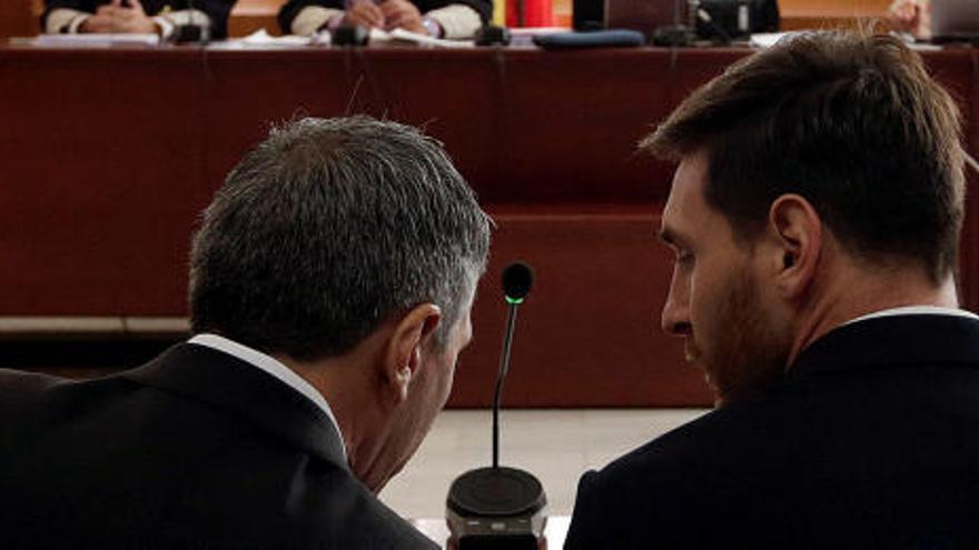 Messi hablando con su padre durante el juicio por fraude fiscal.
