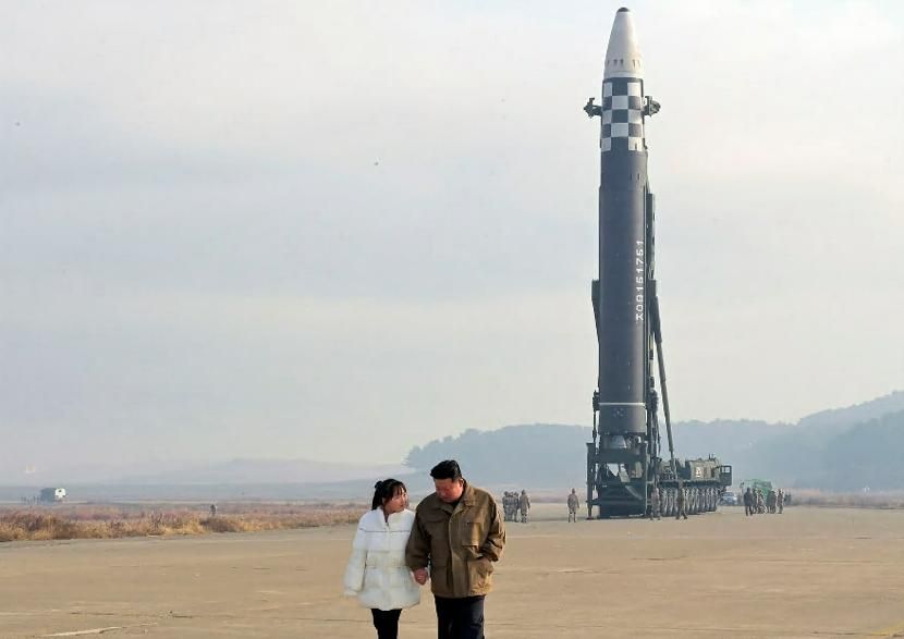 Kim Jong-un, junto a su hija
