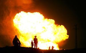 Beduïns egipcis observen l’incendi d’un gasoducte després d’un atemptat a Al-Arish, Egipte.