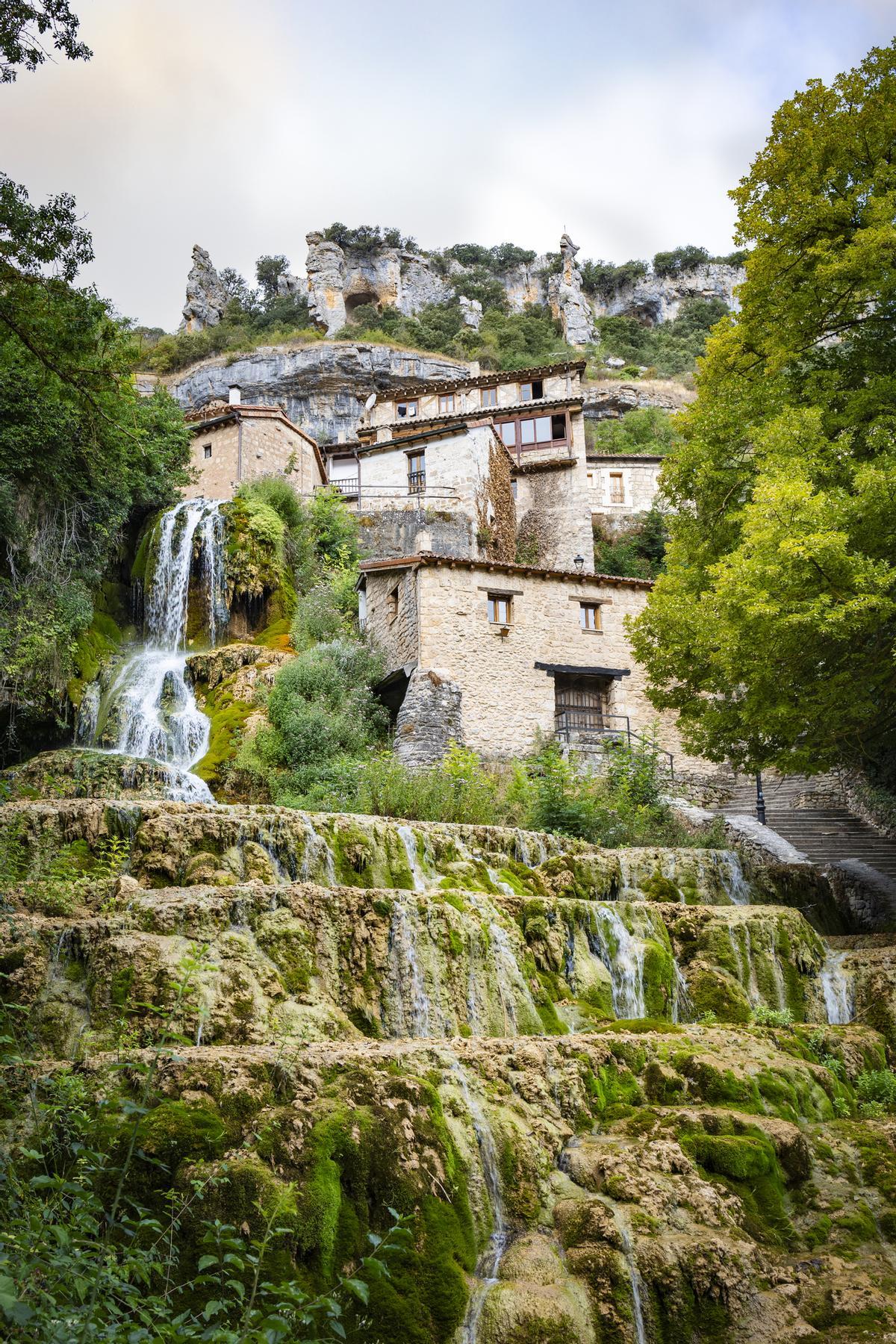 Orbaneja del Castillo con la cascada entre las casas