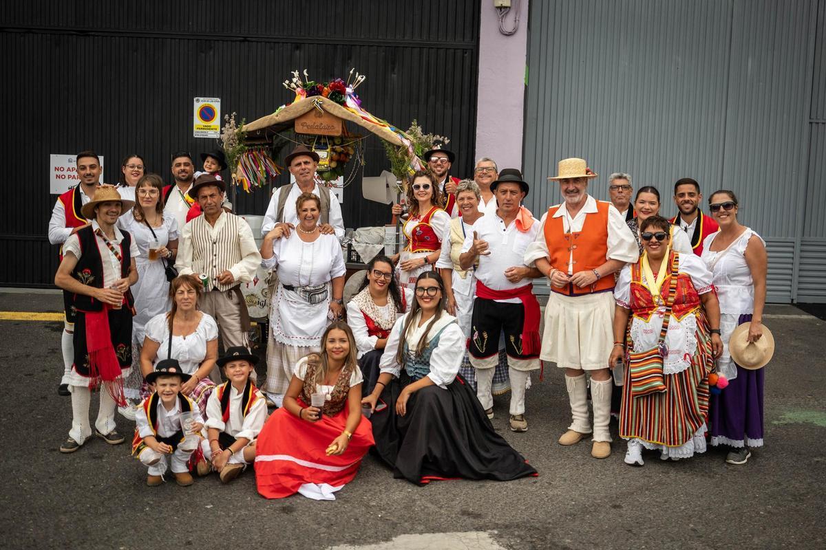 Subida de los cestos y bollos de Santa Bárbara (Icod de los Vinos)