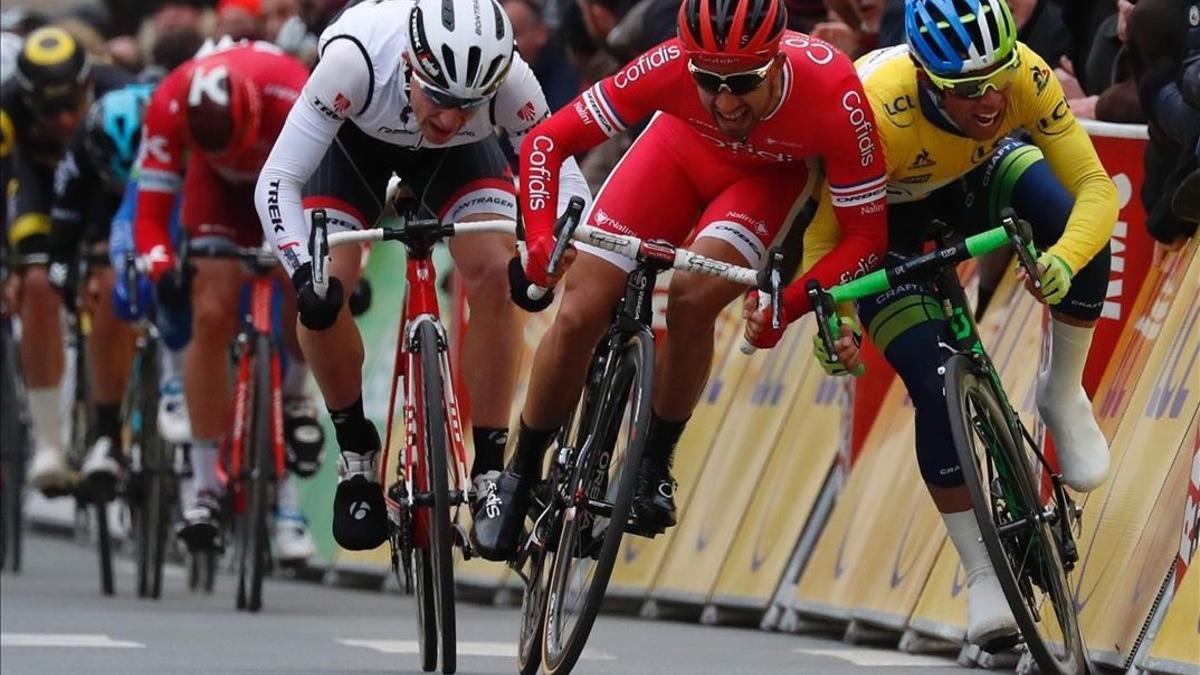 La imagen del esprint entre Bouhanni y Matthews, con el jersey amarillo