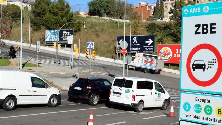 Imatge d&#039;un senyal de la ZBE instal·lat al ramal de la sortida 14.