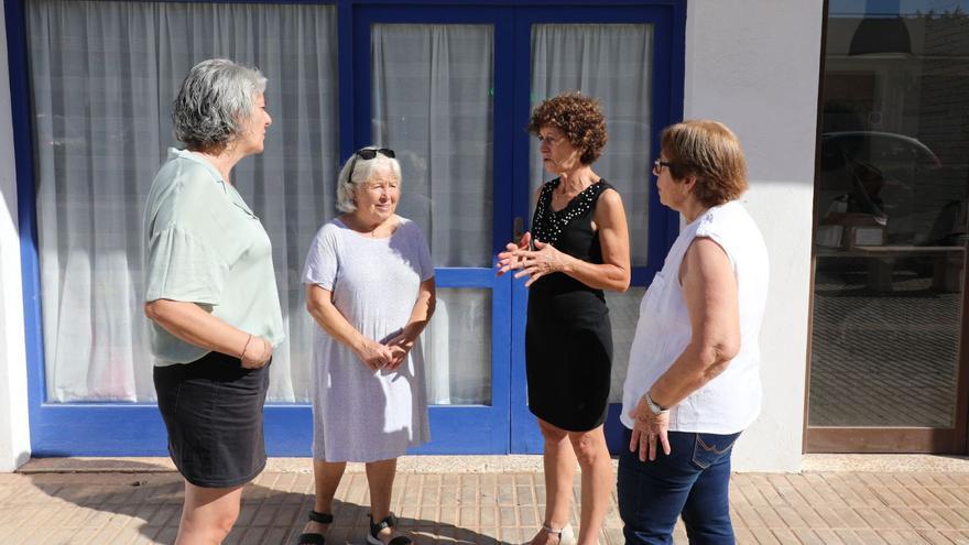 Sara Miguel, Ángeles Castellanos, María Torres y Carmen Ferrer en la puerta del almacén de ropa de Formenterers Solidaris.