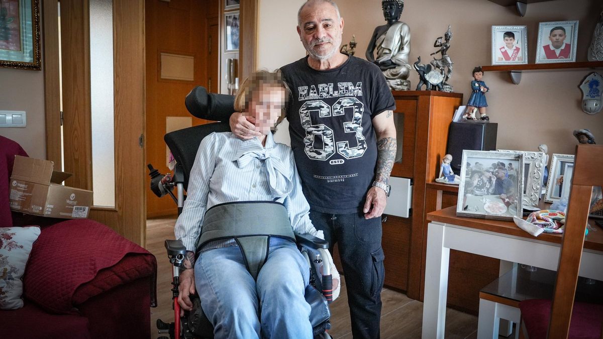 Rosa Núñez Hernández, enferma en estado de mínima consciencia, junto a su marido Cristopher Rubio en su domicilio