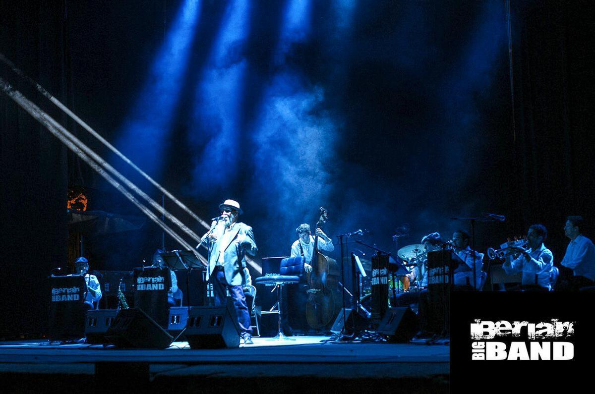 Gene García actuando junto a la Iberian Big Band