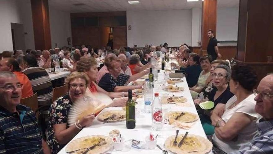 Villafranca del Duero y La Bóveda recaudan fondos para la AECC de Toro con un concierto y una comida