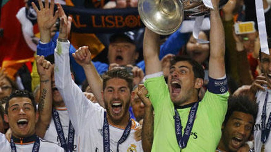 Los jugadores del Madrid levantan la copa.