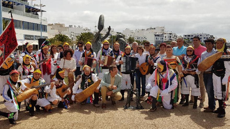 Integrantes de la Parranda Marinera Los Buches, ayer, en el Charco San Ginés junto a Pedro San Ginés y Eva de Anta y consejeros del Cabildo de Lanzarote.