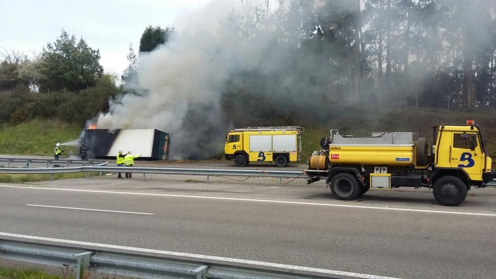 Accidente de un camión en la A-8 a la altura de Villaviciosa