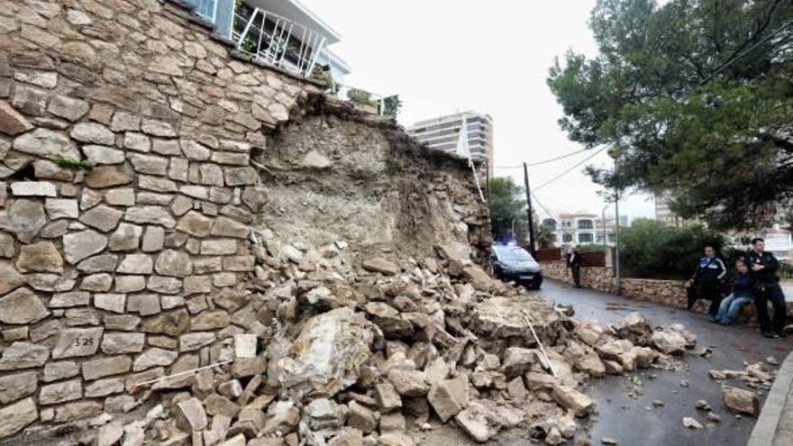 El viento provocó la caída de un árbol en Calp además de desprendimientos en la fachada de un hotel, lo que obligó a cortar la calle; Playa Lisa también resultó afectada.