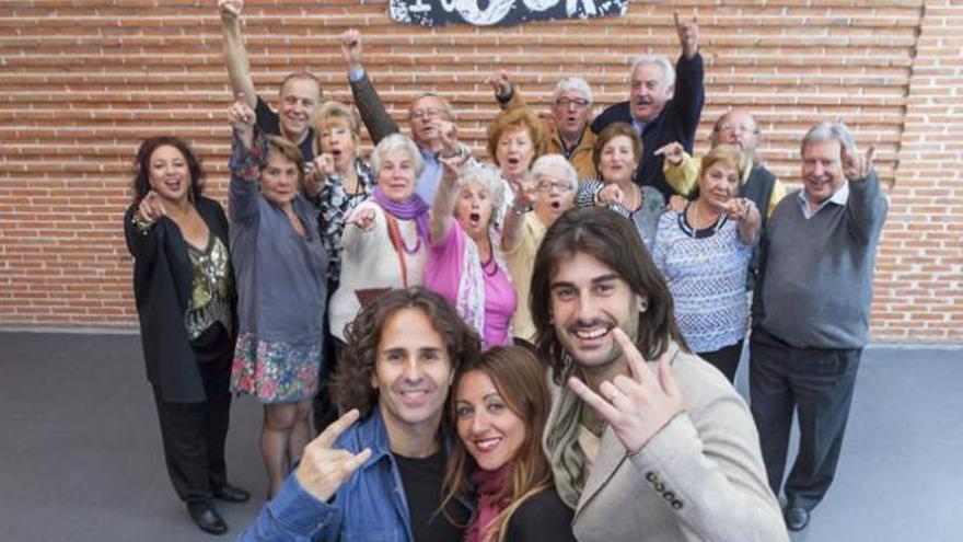 Melendi con los concursantes de &#039;Generación Rock&#039;.