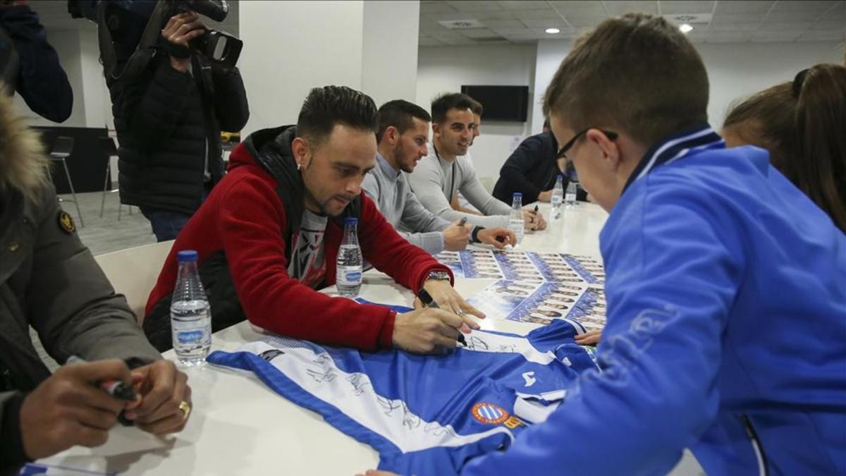 La plantilla del Espanyol cumplió con la tradicional jornada de firmas