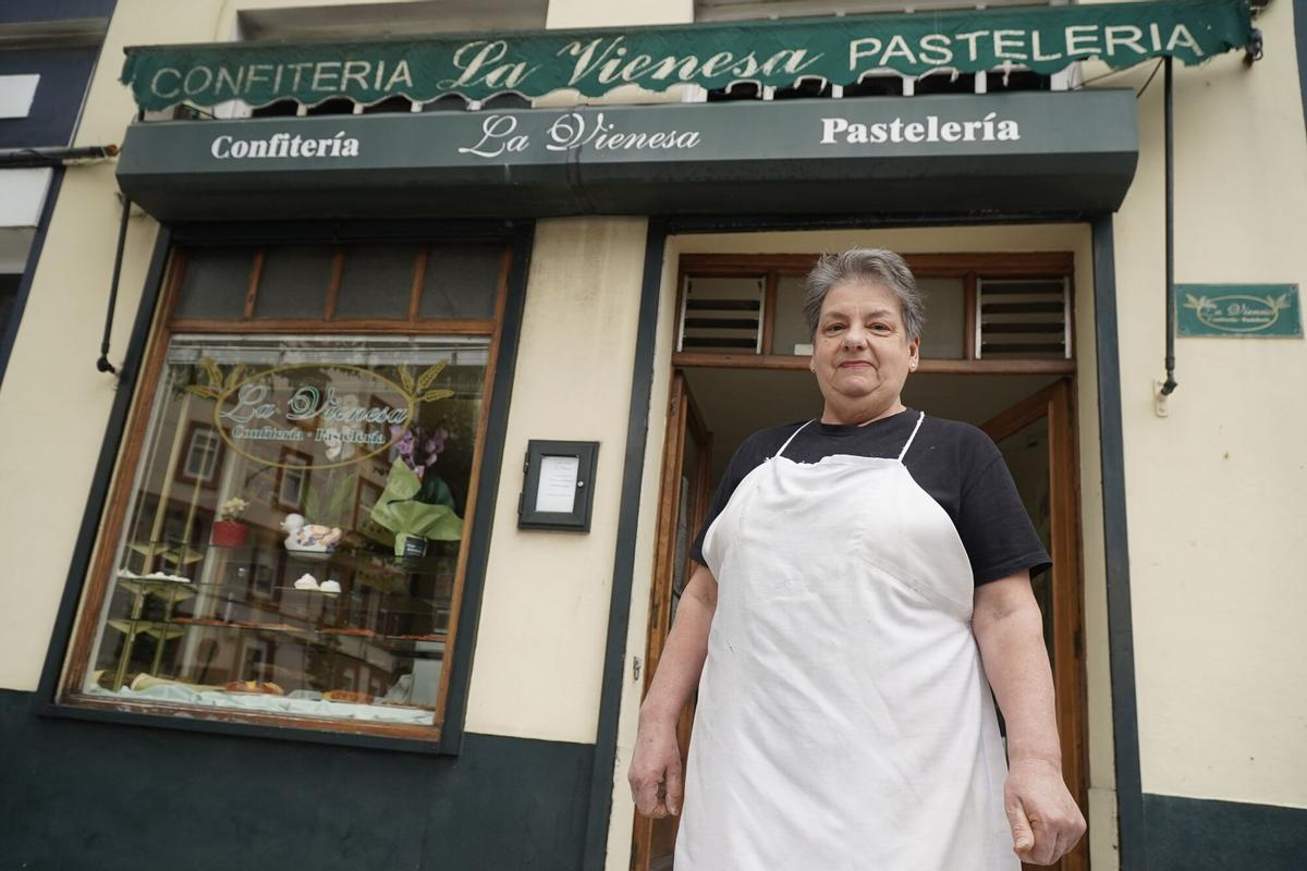 Pura Villar, encargada de La Vienesa en las puertas de la pastelería