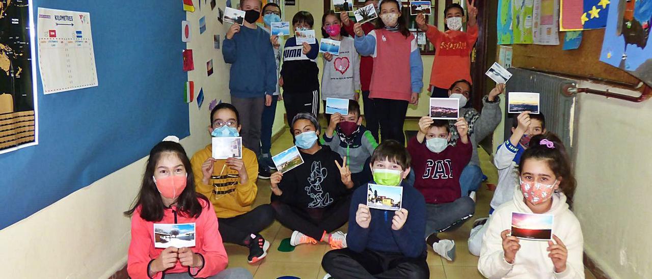 Los alumnos de quinto de Primaria del colegio Verdeamor, ayer, mostrando sus postales en la mano. | D. Á.