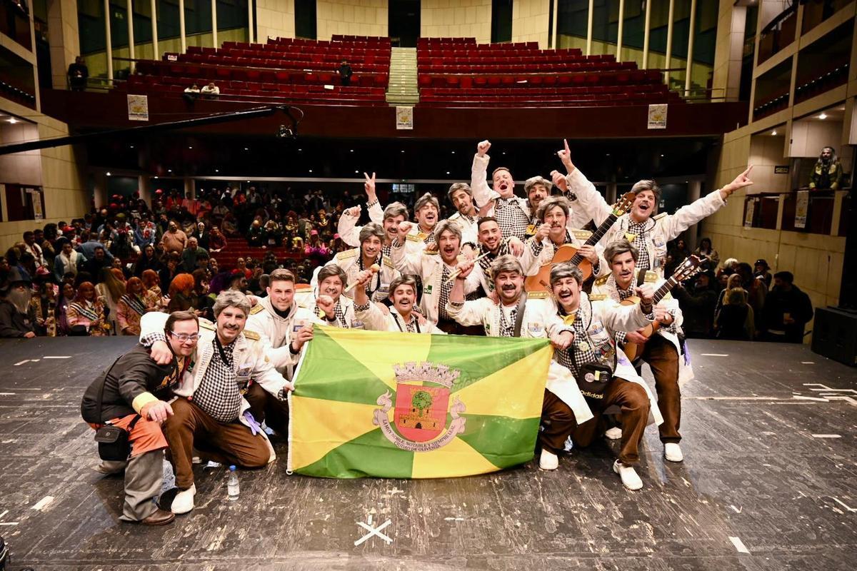 Los Camballotas celebran su triunfo en el Comba 2026 sobre las tablas del escenario del López de Ayala.