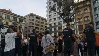 Tensión e intercambio de consignas en el acto de Abascal en Gijón: del "fuera fascistas" al "a ducharos a casa"