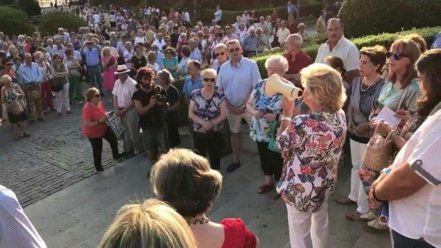 Un grupo de católicos organiza un &quot;rosario de desagravio&quot; tras un rezo musulmán