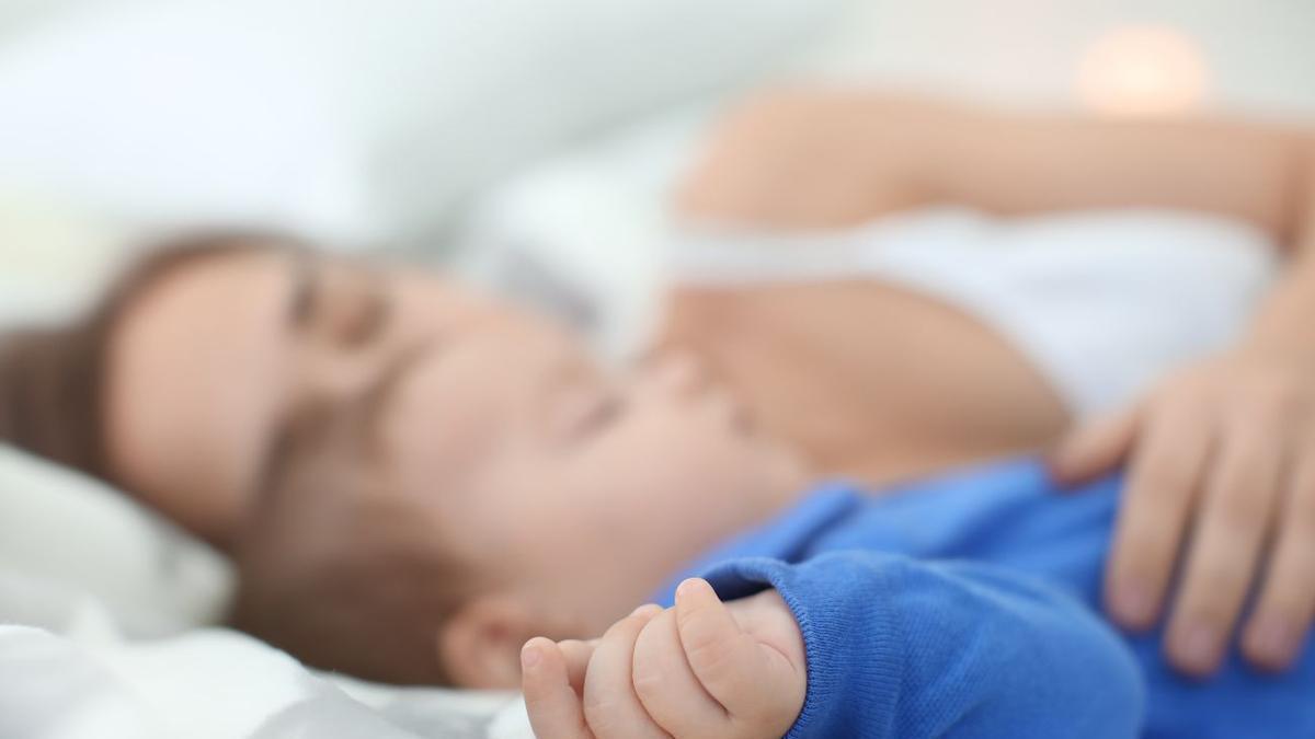 Una madre y un bebé haciendo colecho