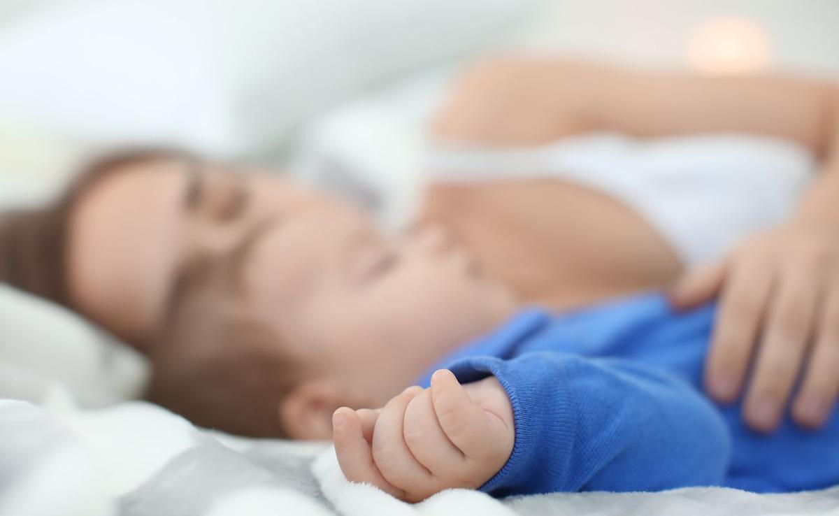 Una madre y un bebé haciendo colecho