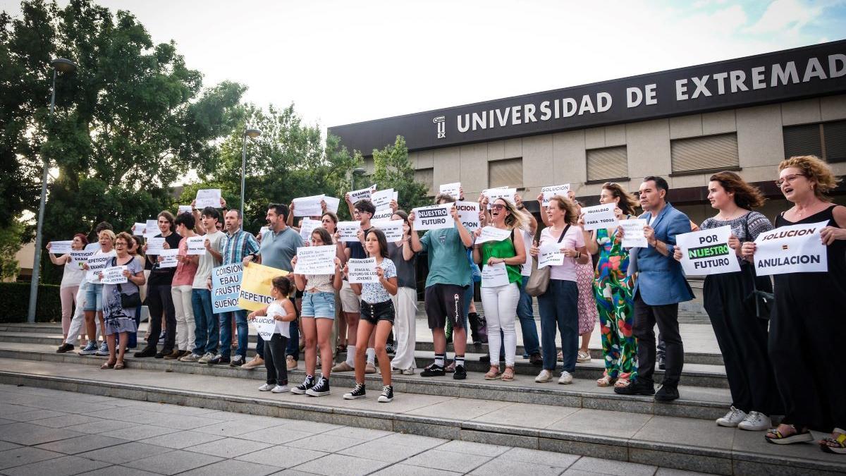 Familiares protestan a las puertas del Rectorado de Badajoz.