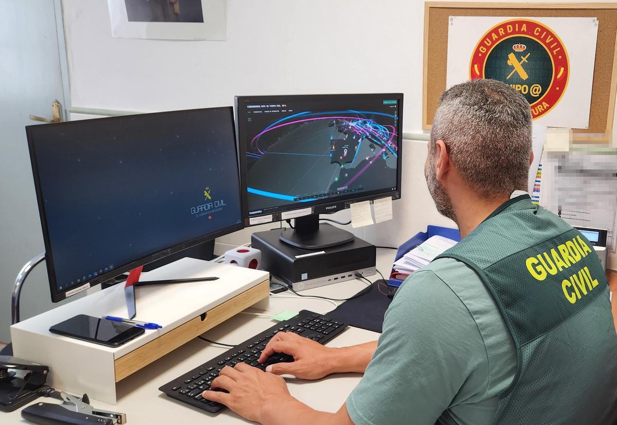 Un guardia civil investiga las estafas bancarias