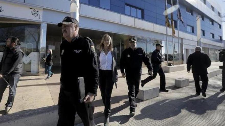 La delegada y los mandos policiales visitaron ayer el lugar donde se celebrará el juicio.