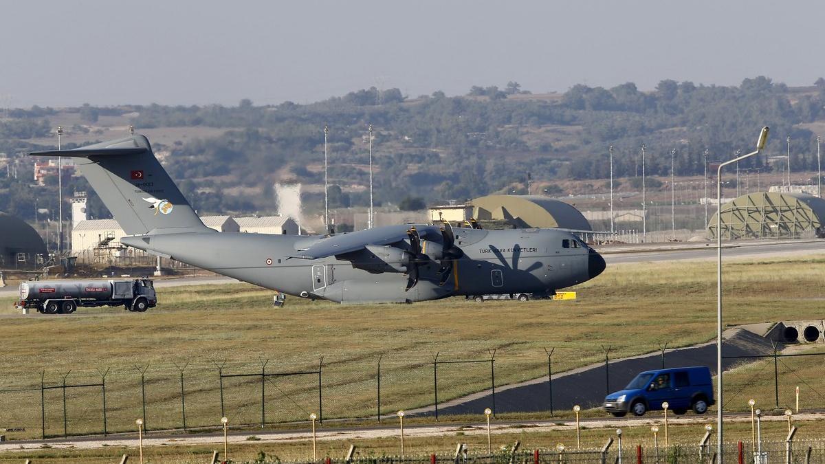 Un avión de transporte de las fuerzas aéreas turcas, en la base de Incirlik.