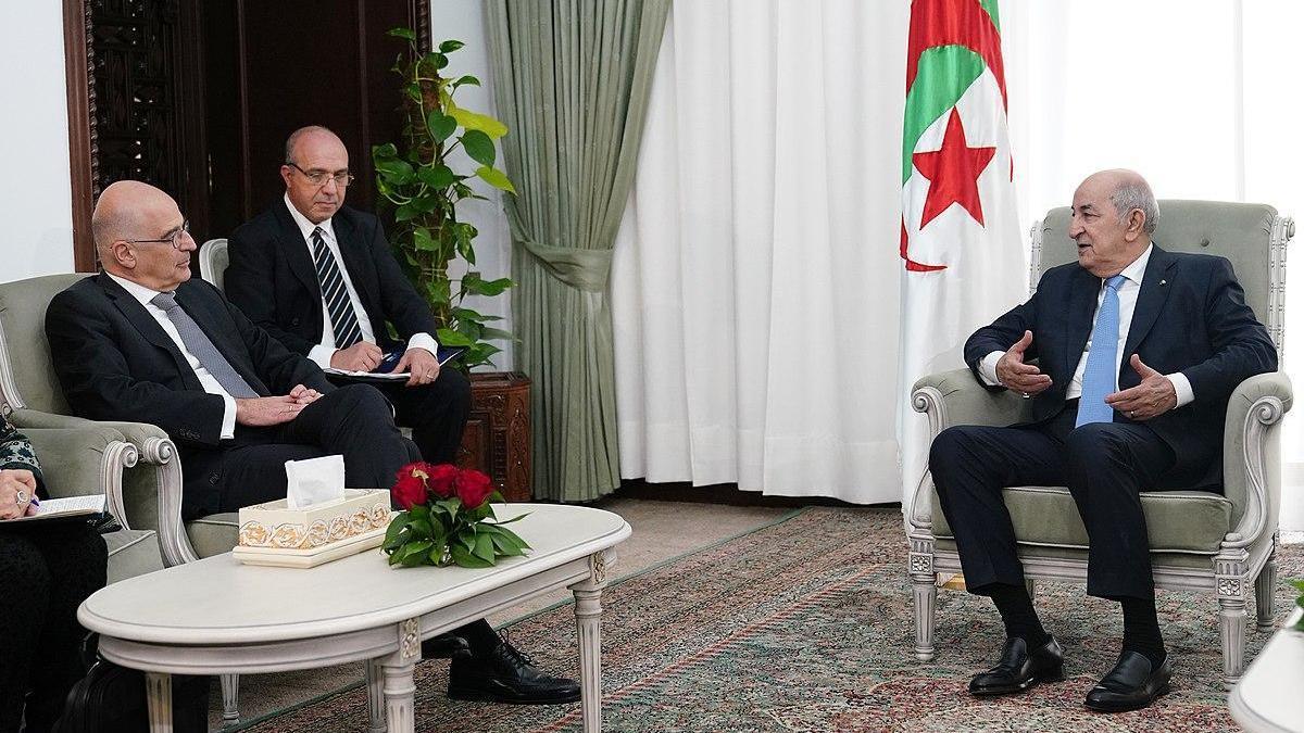Abdelmadjid Tebboune, presidente de Argelia, durante una reunión con el ministro de Exteriores de Grecia.