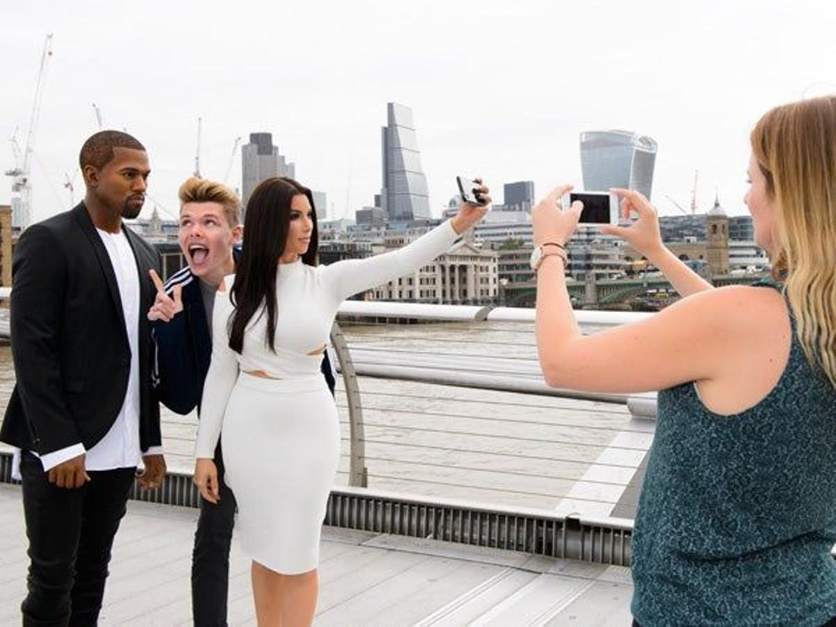 Kim Kardashian y Kanye West con fans de la pareja.