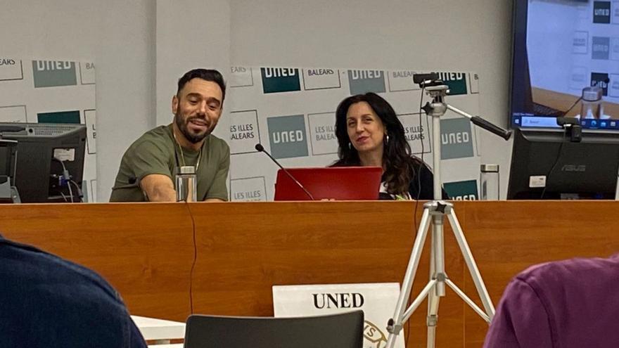 Sharif, junto a la directora de la UNED en Balears, durante su conferencia.