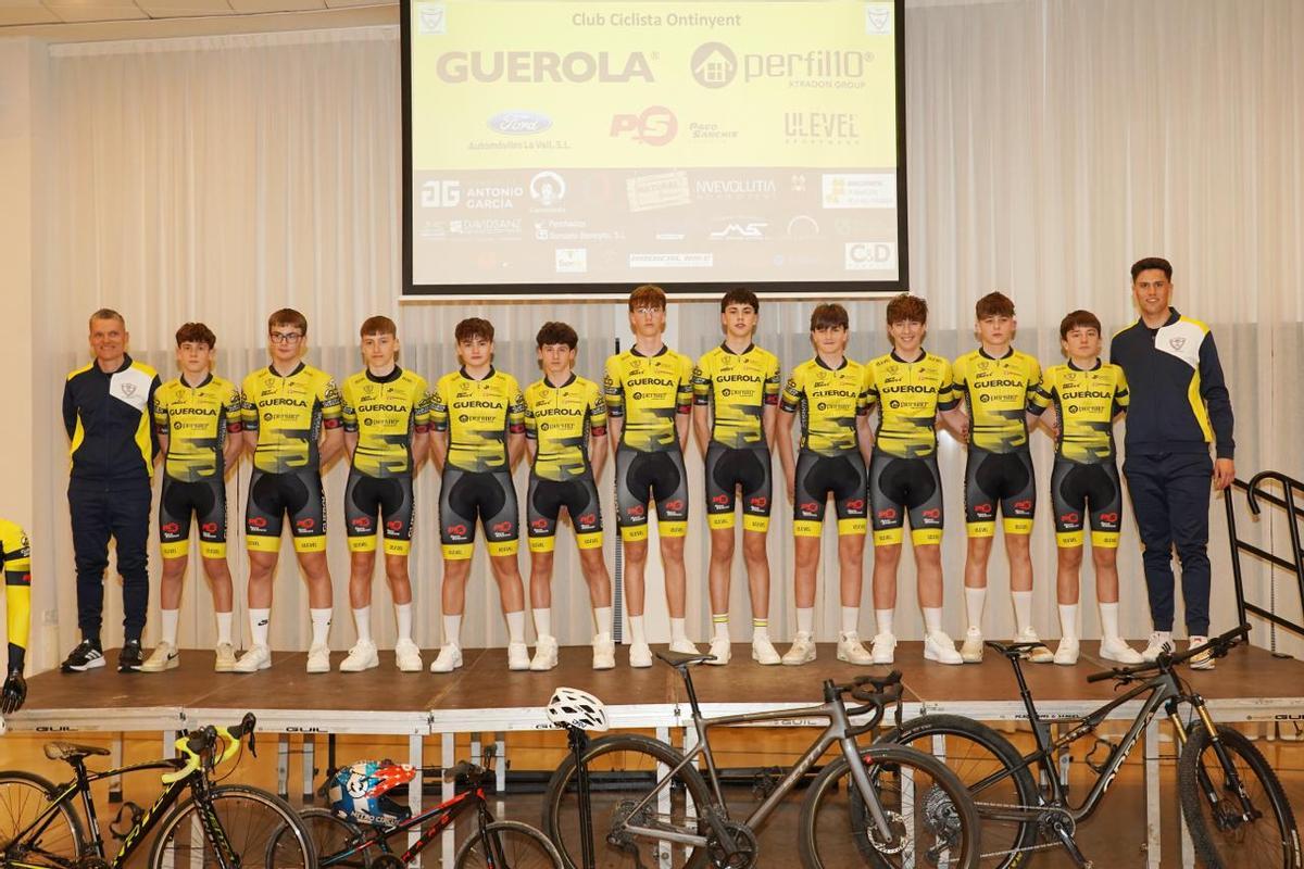 Equipo cadete del Club Ciclista Ontinyent en la presentación de la temporada 2026.