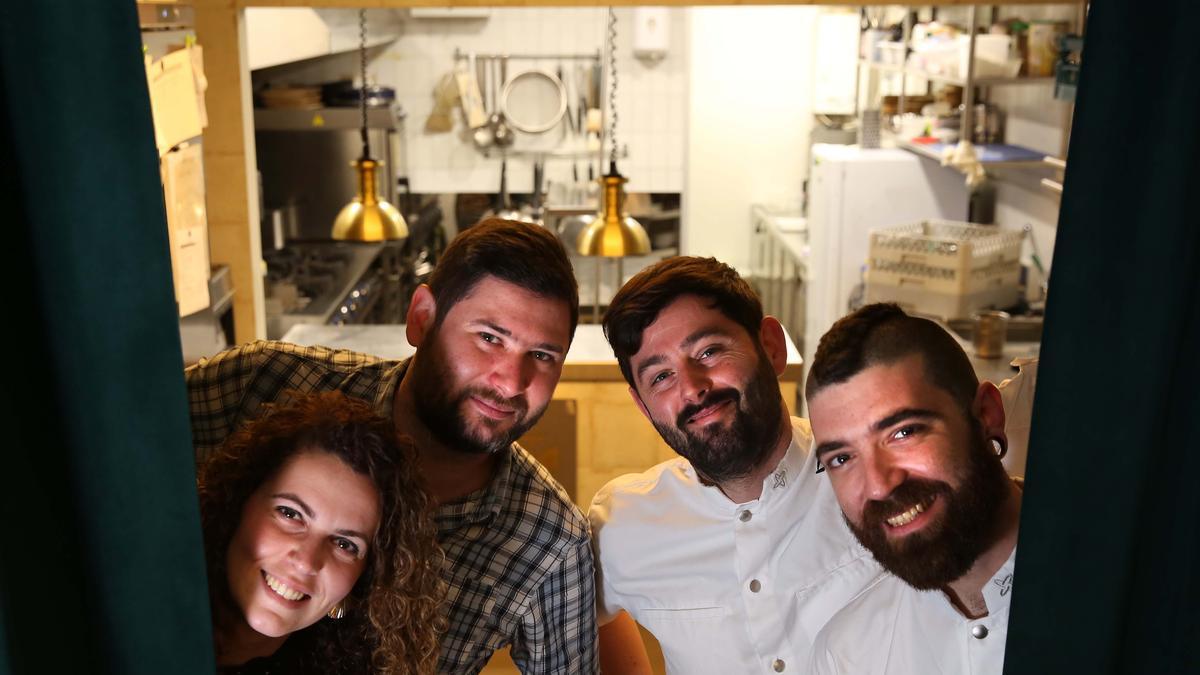  Marta Morales, Olivier Herbelin, Manu Núñez (arriba, a la izquierda) y Carles Ramon, en la cocina del restaurante Besta.