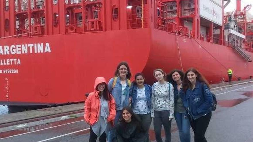 Alumnas de la Universidad de Alcalá en el Puerto de Marín. // S.A.