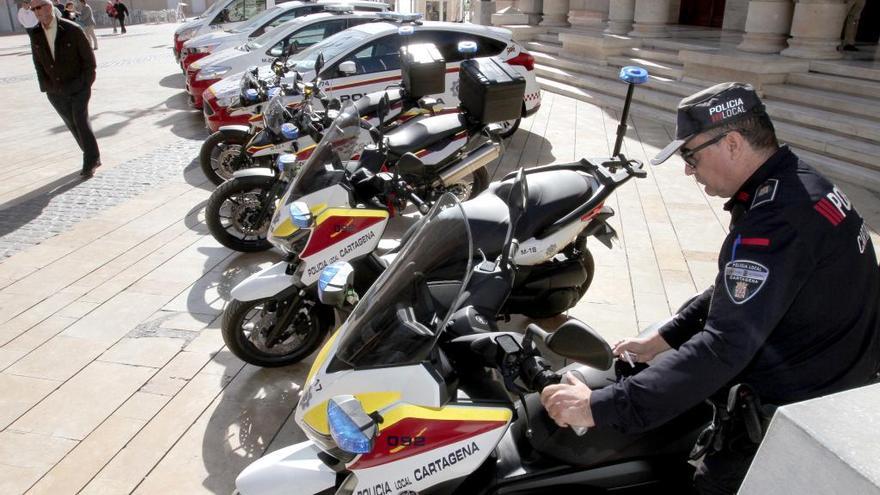 Un agente municipal con las nuevas motos policiales.