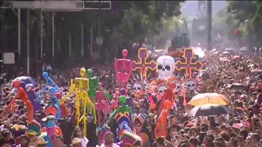 México celebra por primera vez el Desfile del Día de los Muertos