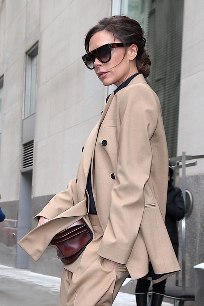 Victoria Beckham en Nueva York con traje de chaqueta