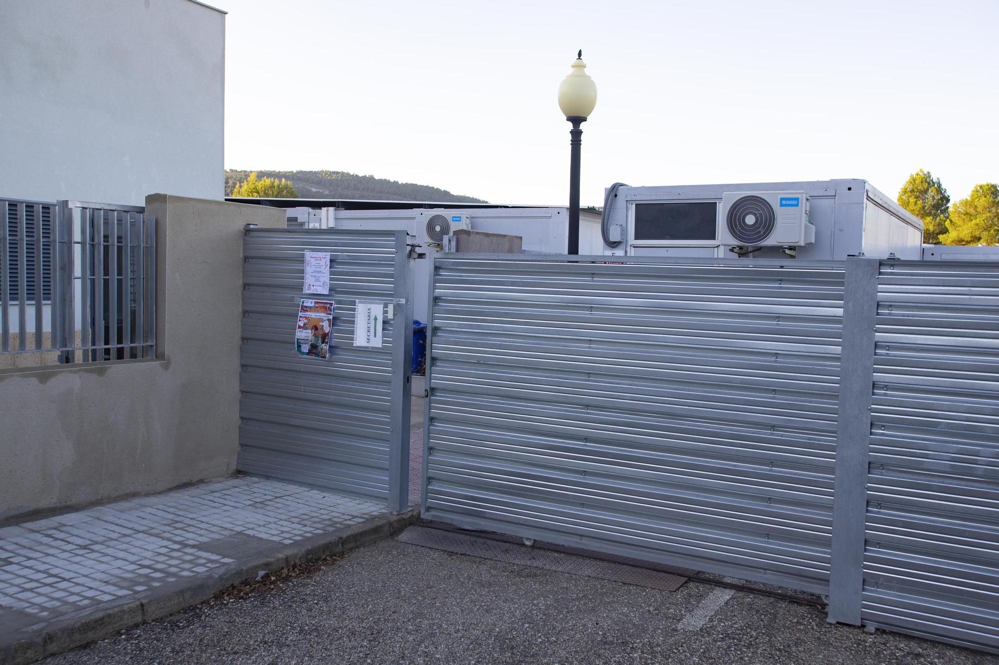 Protesta a las puertas del CEIP Lluís Vives de Bocairent por la paralización de las obras.