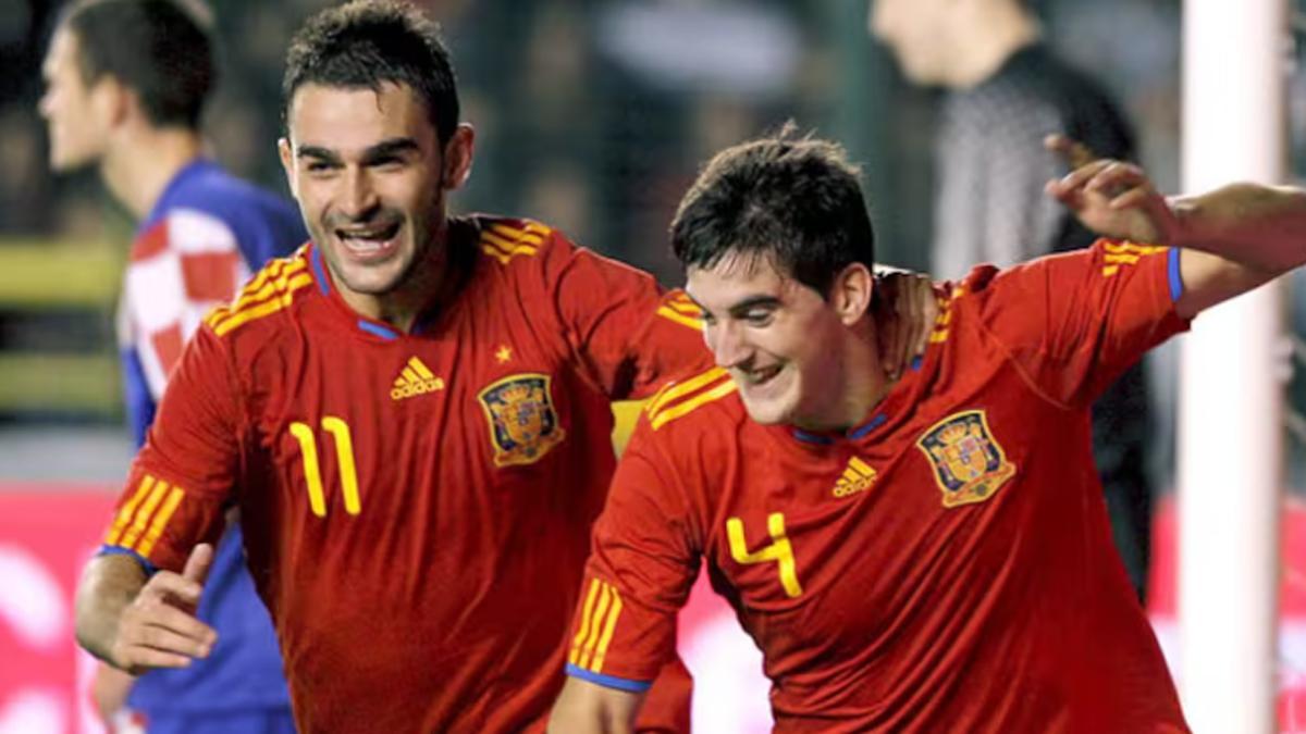 Mikel San José celebra junto a Adrián un gol con España
