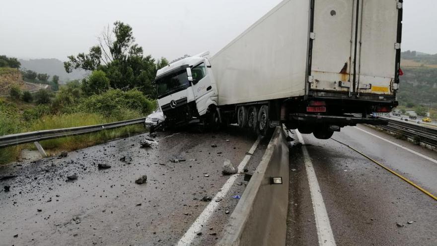 Un camió i un turisme s&#039;accidenten a la C-55, a Manresa