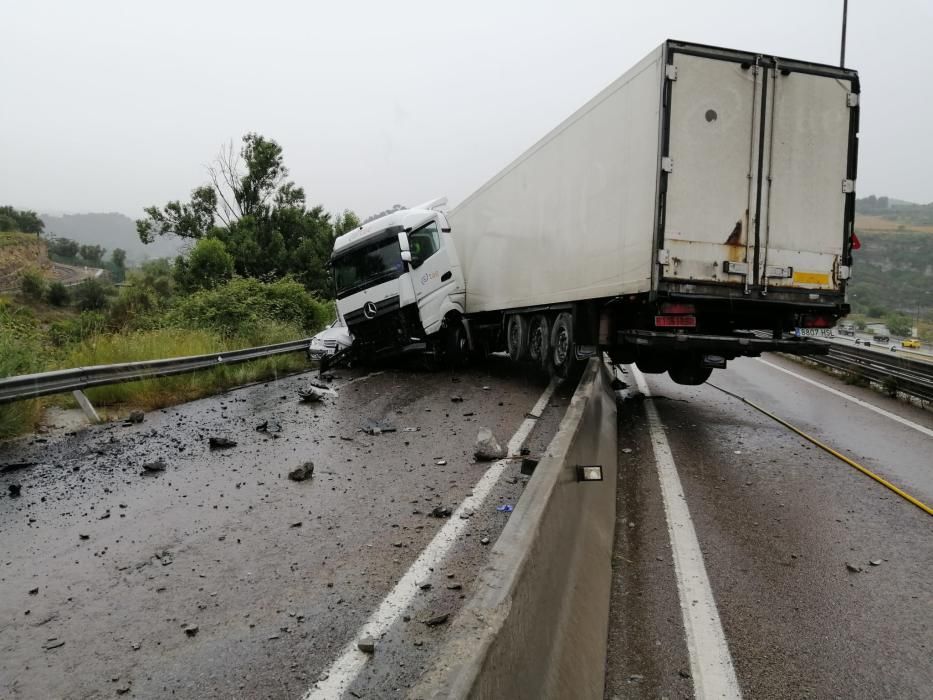 Un camió i un turisme s'accidenten a la C-55, a Manresa