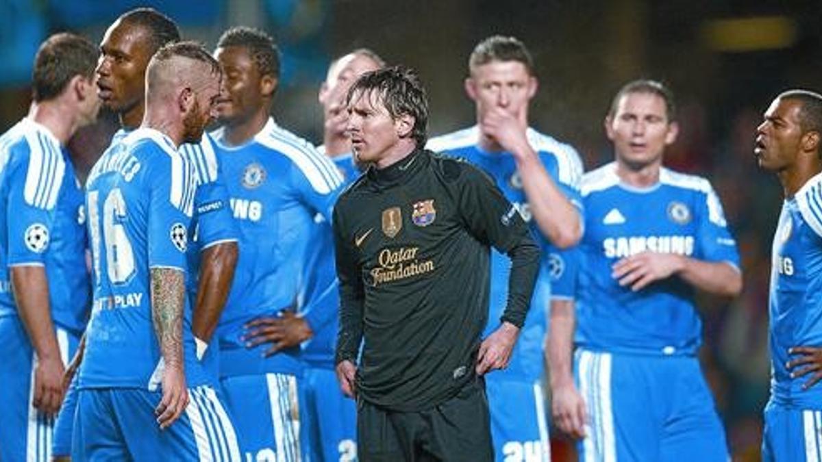 Messi se encara con Meireles, rodeado de jugadores del Chelsea.